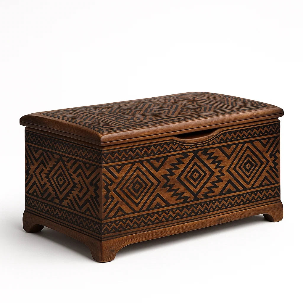 Baule in legno con motivi geometrici intagliati marrone